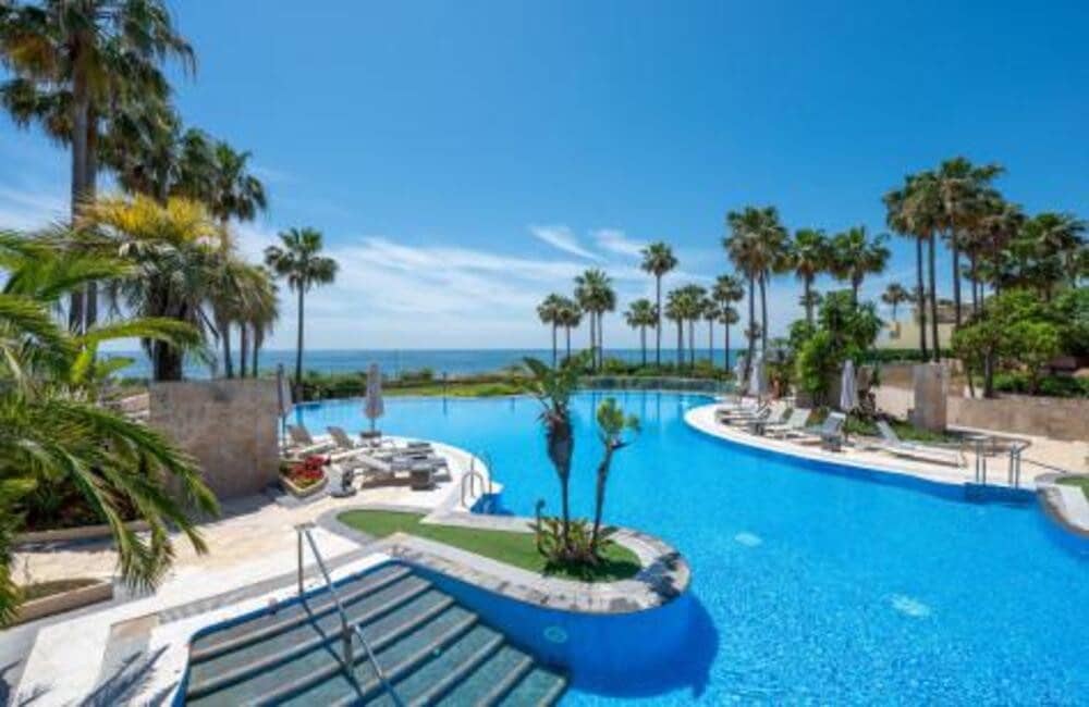 2 quarto Apartamento para arrendar em Estepona com piscina garagem - 2 700 € (Ref: 9848933)