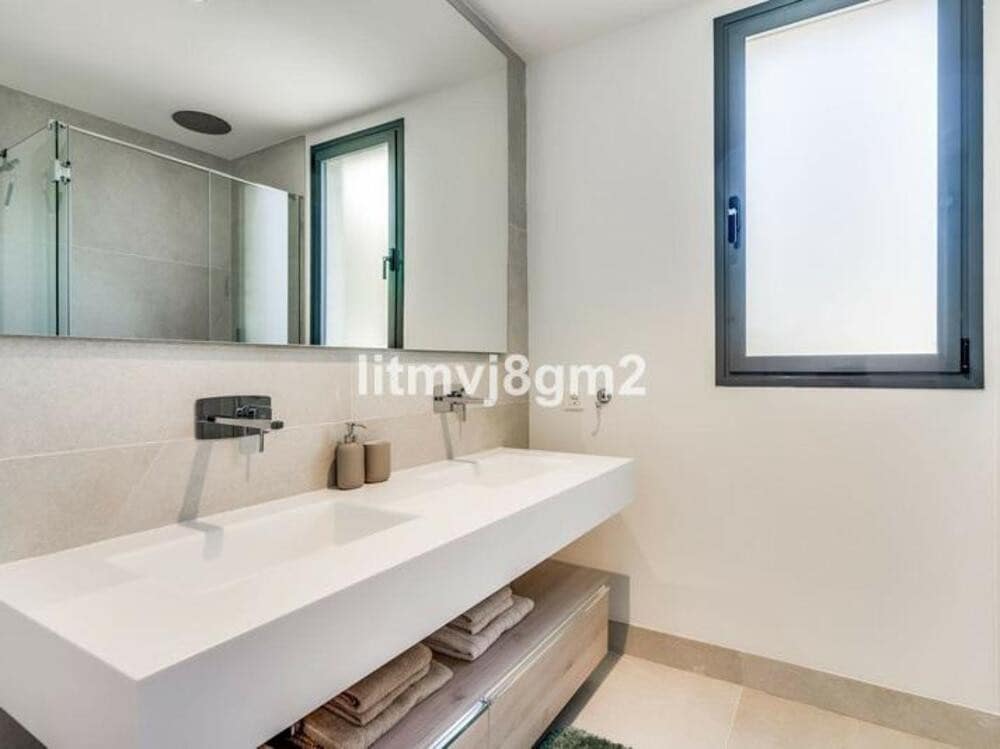 3 bedroom Beach Apartment for sale in Marbella with pool - € 1,000,000 (Ref: 9848938)