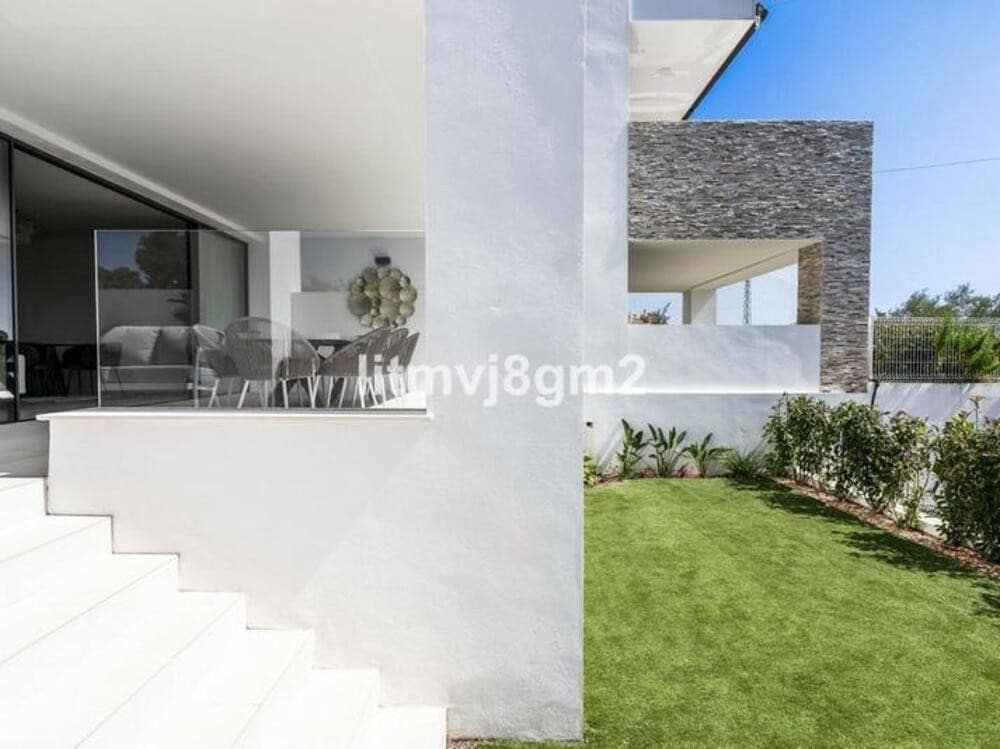 3 bedroom Beach Apartment for sale in Marbella with pool - € 1,000,000 (Ref: 9848938)