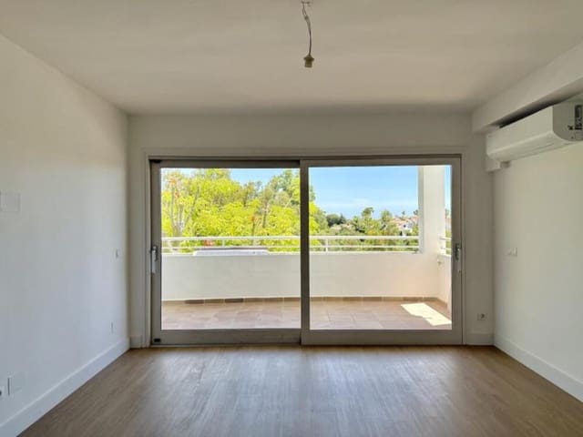 Apartamento de 2 habitaciones en Atalaya-Isdabe, Estepona en venta con piscina garaje - 379.000 € (Ref: 9854771)