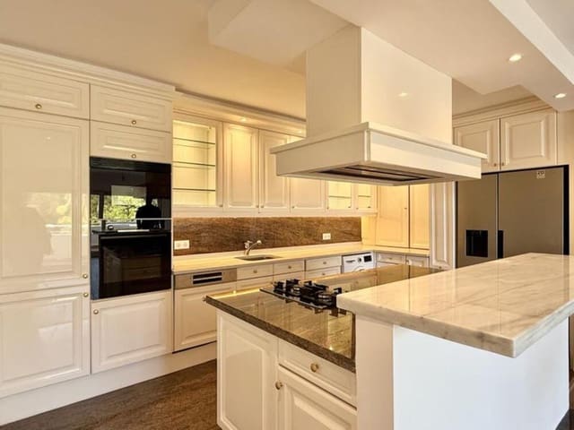 Apartamento de 2 habitaciones en Atalaya-Isdabe, Estepona en venta con piscina garaje - 379.000 € (Ref: 9854771)