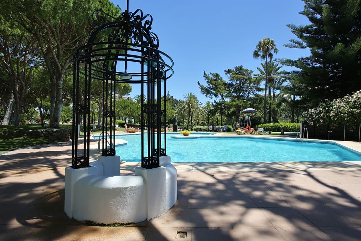2 soveværelse Lejlighed til leje i Marbella med swimmingpool garage - € 10.000 (Ref: 9854774)