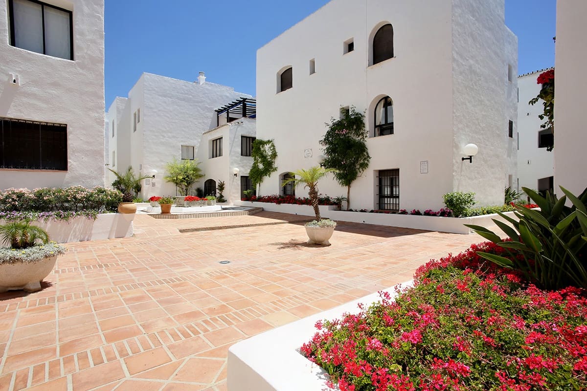 2 soveværelse Lejlighed til leje i Marbella med swimmingpool garage - € 10.000 (Ref: 9854774)