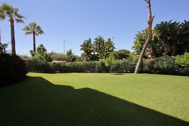 2 makuuhuone Huoneisto lomavuokrausta paikassa Puerto Banus, Marbella mukana uima-altaan 
autotalli - 3 000 € (Ref: 9854775)