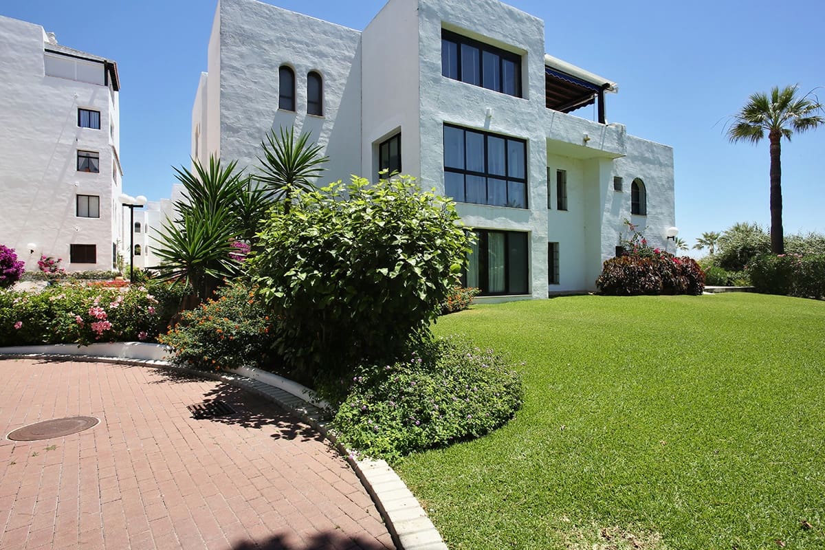 2 bedroom Apartment for holiday rental in Marbella with pool garage - € 3,000 (Ref: 9854775)