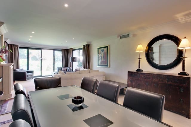 2 makuuhuone Huoneisto lomavuokrausta paikassa Puerto Banus, Marbella mukana uima-altaan 
autotalli - 3 000 € (Ref: 9854775)