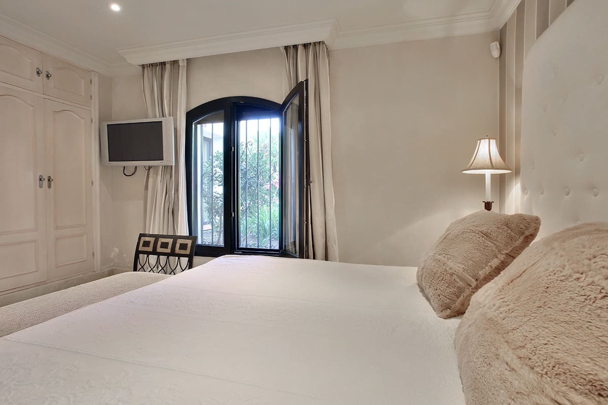 2 bedroom Apartment for holiday rental in Marbella with pool garage - € 3,000 (Ref: 9854775)