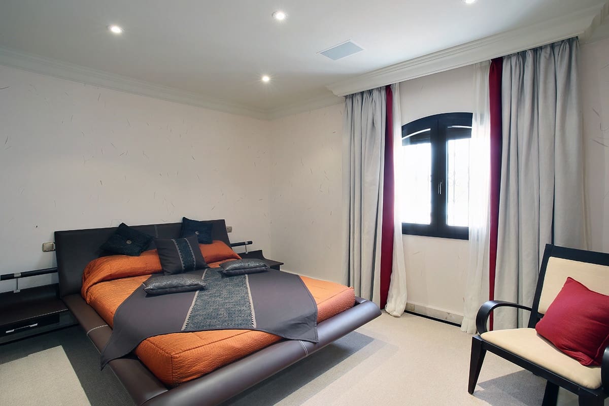 2 bedroom Apartment for holiday rental in Marbella with pool garage - € 3,000 (Ref: 9854775)