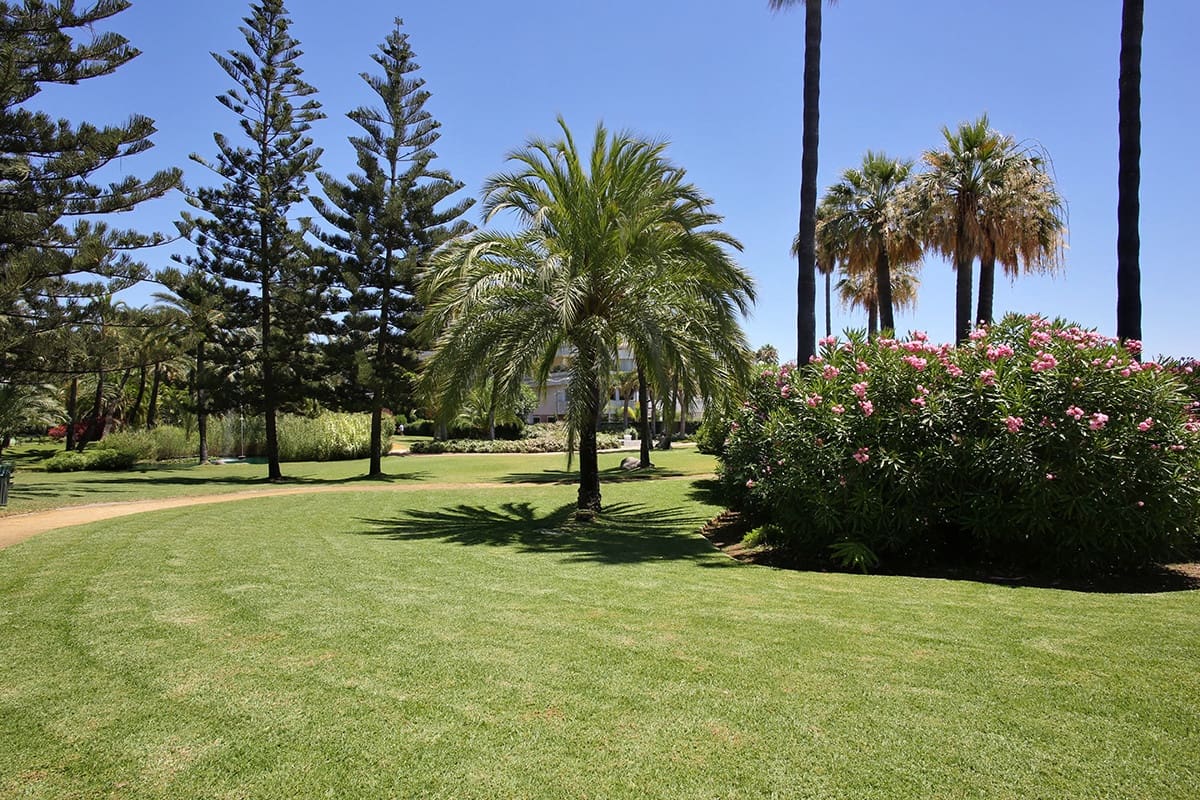 2 bedroom Apartment for holiday rental in Marbella with pool garage - € 3,000 (Ref: 9854775)