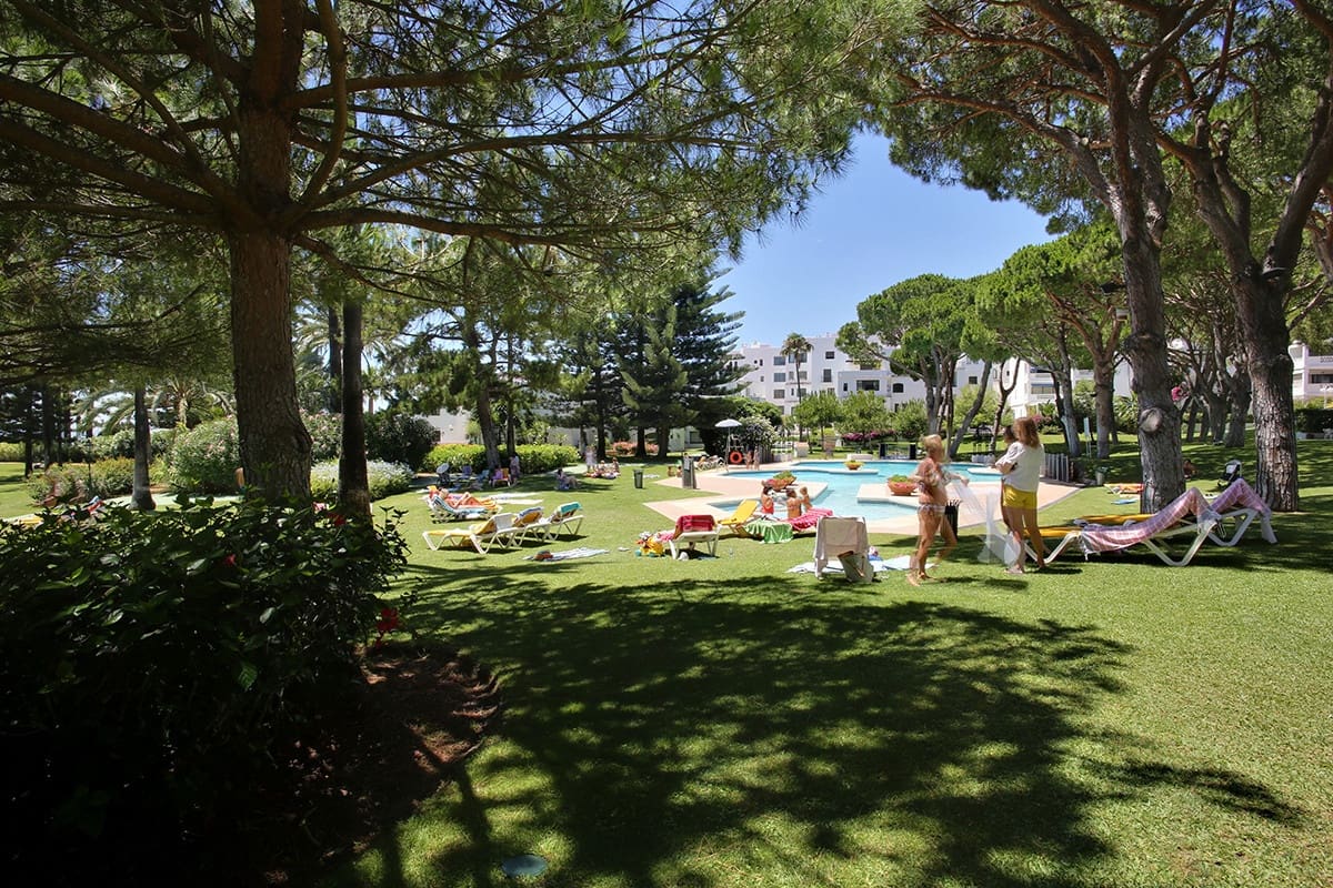 2 bedroom Apartment for holiday rental in Marbella with pool garage - € 3,000 (Ref: 9854775)
