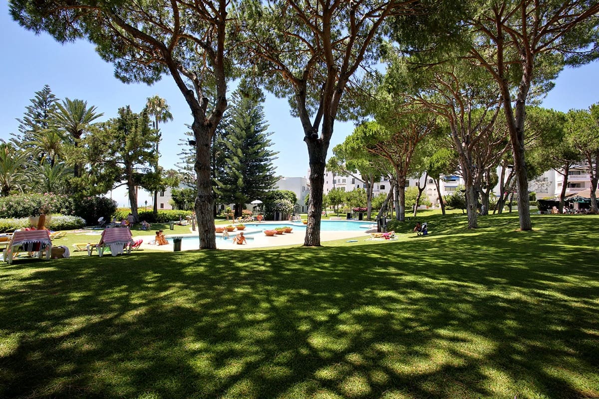 2 bedroom Apartment for holiday rental in Marbella with pool garage - € 3,000 (Ref: 9854775)
