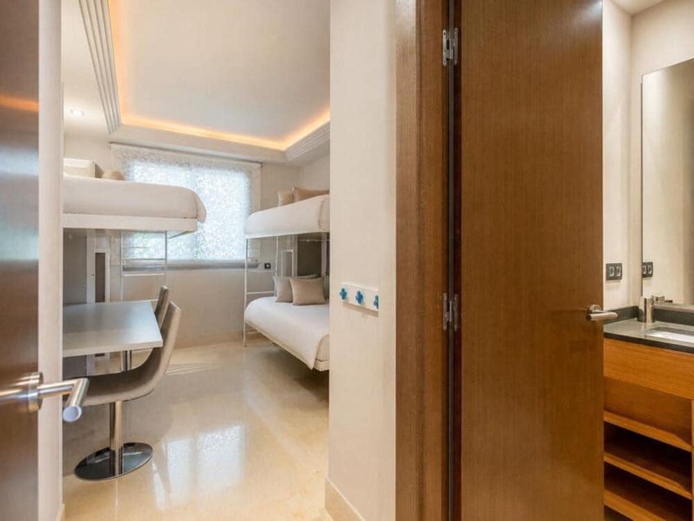 3 sypialnia Apartament na sprzedaż w Los Arqueros z basenem garażem - 850 000 € (Ref: 9859023)