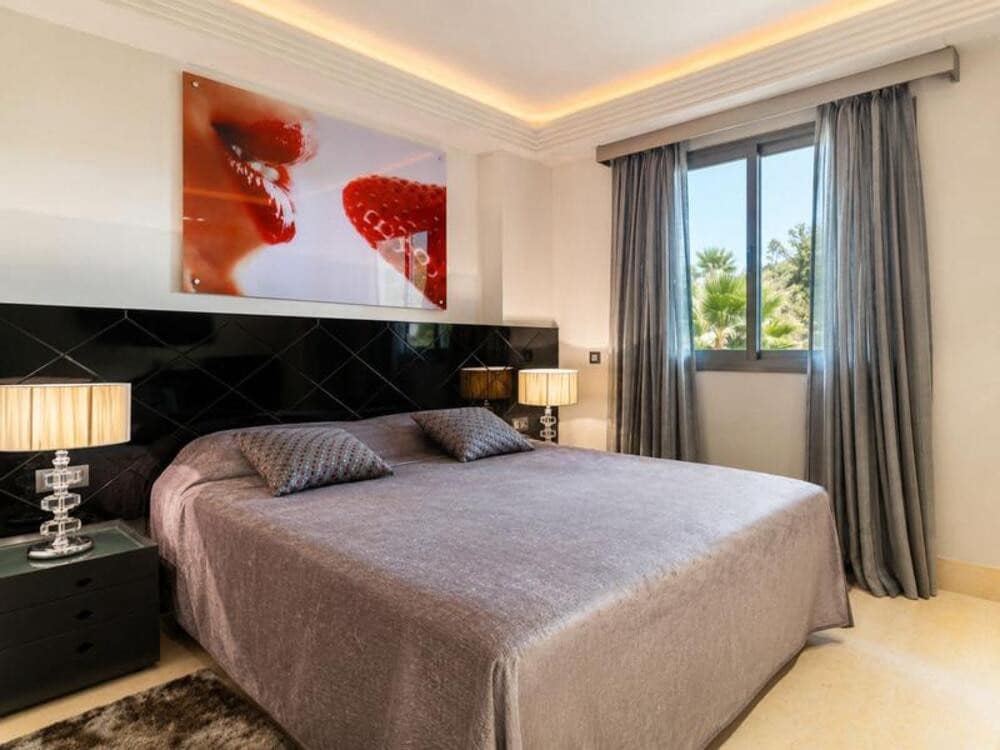 3 sypialnia Apartament na sprzedaż w Los Arqueros z basenem garażem - 850 000 € (Ref: 9859023)