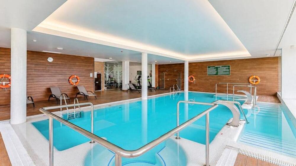 3 sypialnia Apartament na sprzedaż w Los Arqueros z basenem garażem - 850 000 € (Ref: 9859023)