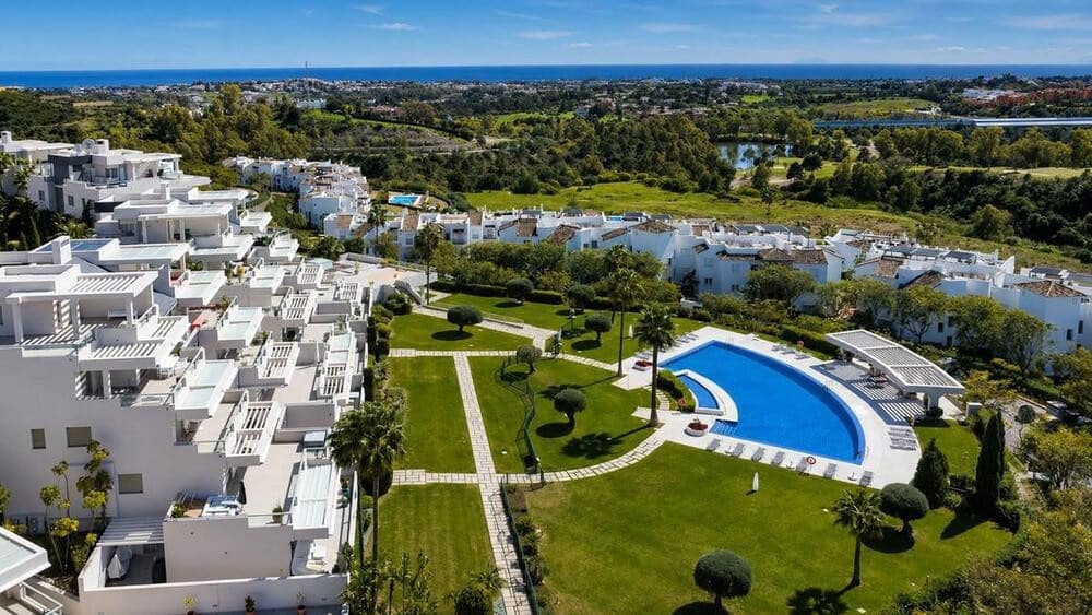 3 sypialnia Apartament na sprzedaż w Los Arqueros z basenem garażem - 850 000 € (Ref: 9859023)