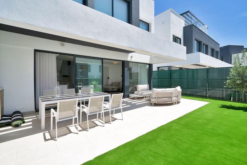 3 bedroom Semi-detached Villa for rent in Estepona with pool garage - € 5,000 (Ref: 9861468)