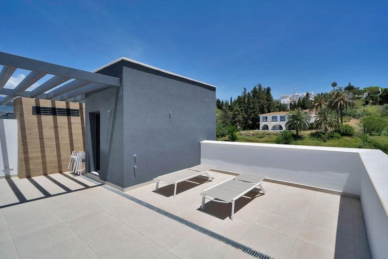 3 bedroom Semi-detached Villa for rent in Estepona with pool garage - € 5,000 (Ref: 9861468)