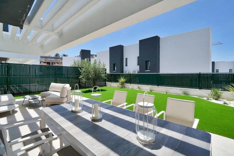 3 bedroom Semi-detached Villa for rent in Estepona with pool garage - € 5,000 (Ref: 9861468)