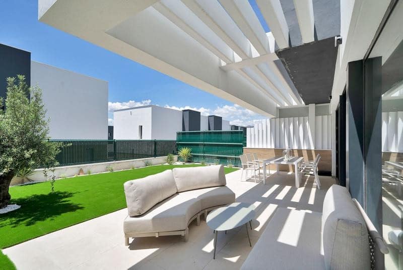3 bedroom Semi-detached Villa for rent in Estepona with pool garage - € 5,000 (Ref: 9861468)