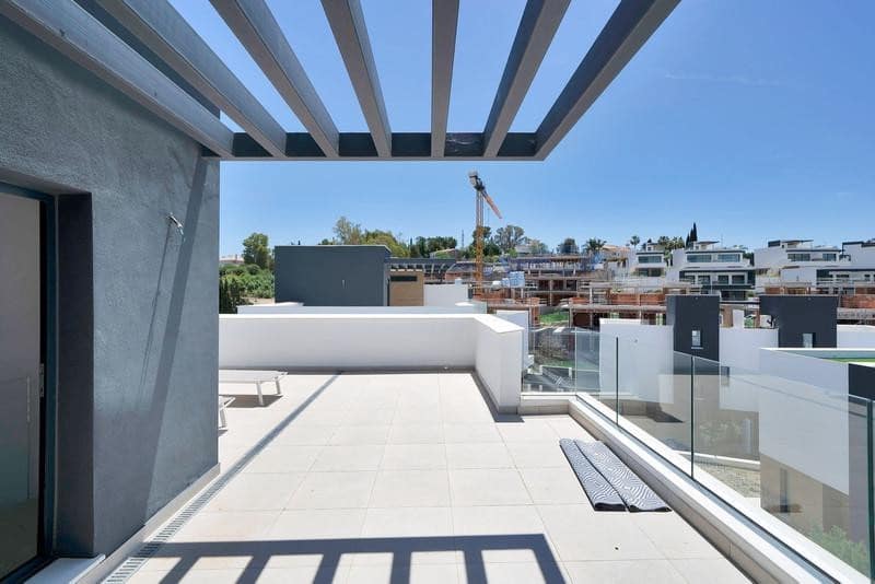 3 bedroom Semi-detached Villa for rent in Estepona with pool garage - € 5,000 (Ref: 9861468)
