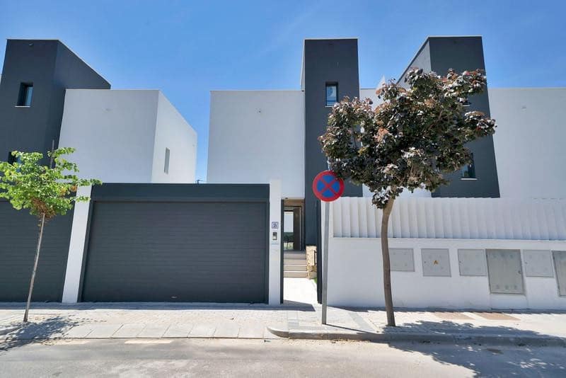 3 bedroom Semi-detached Villa for rent in Estepona with pool garage - € 5,000 (Ref: 9861468)
