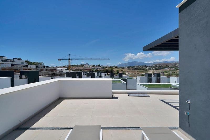 3 bedroom Semi-detached Villa for rent in Estepona with pool garage - € 5,000 (Ref: 9861468)