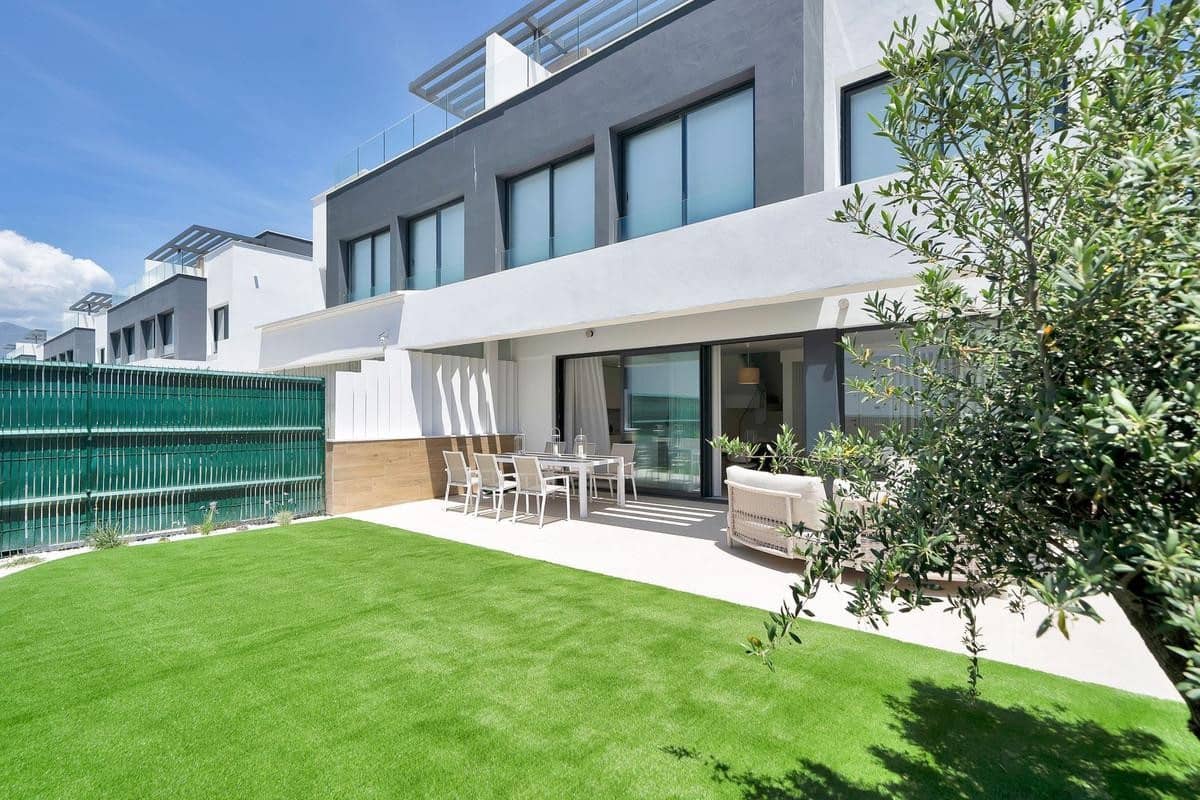 3 bedroom Semi-detached Villa for rent in Estepona with pool garage - € 5,000 (Ref: 9861468)