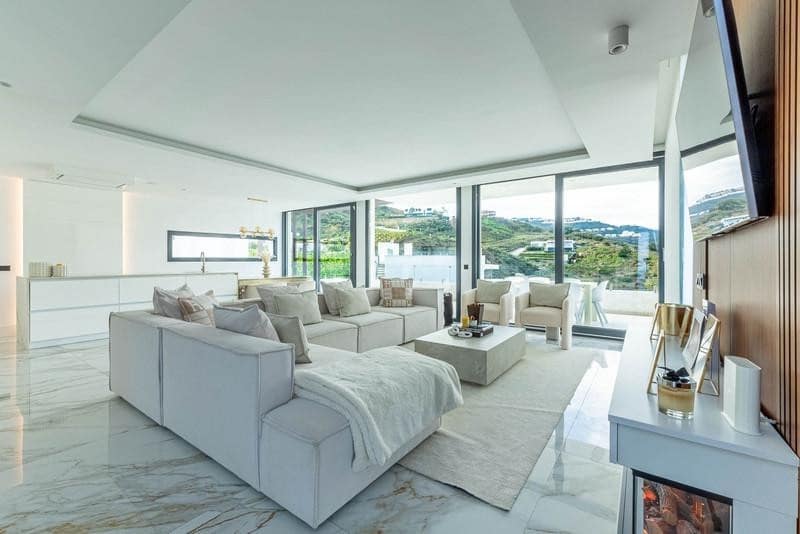 4 bedroom Villa for rent in Mijas Costa with pool garage - € 5,500 (Ref: 9866361)
