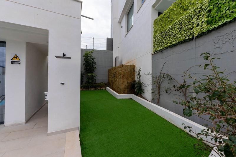 4 bedroom Villa for rent in Mijas Costa with pool garage - € 5,500 (Ref: 9866361)