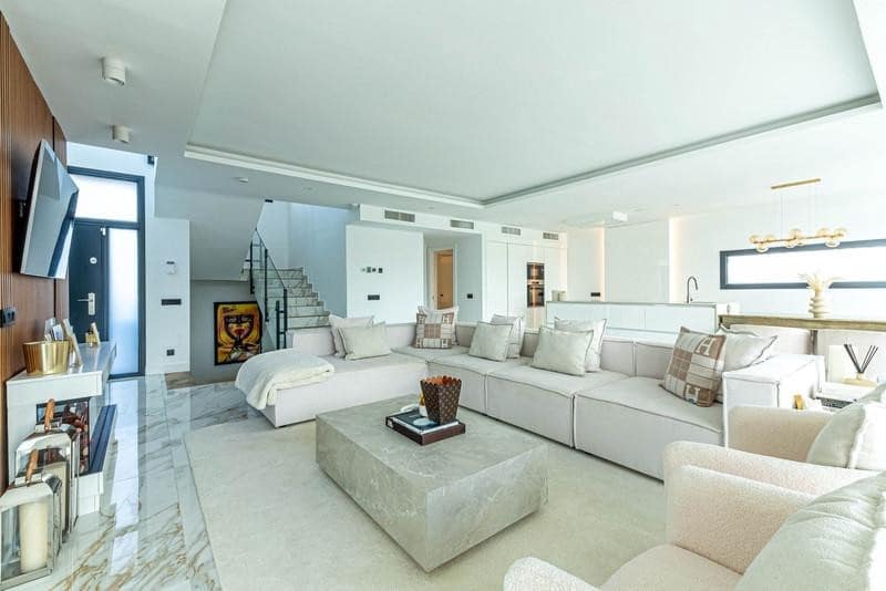 4 bedroom Villa for rent in Mijas Costa with pool garage - € 5,500 (Ref: 9866361)