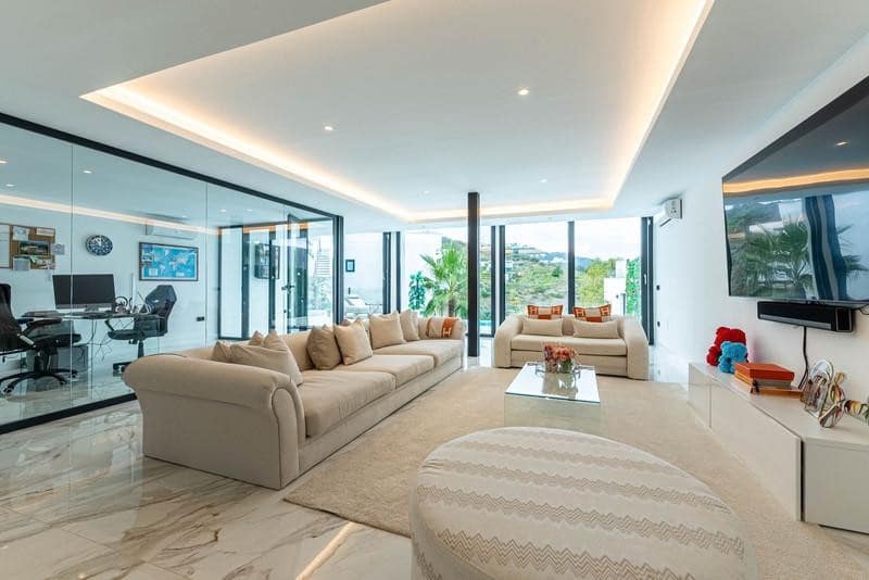 4 bedroom Villa for rent in Mijas Costa with pool garage - € 5,500 (Ref: 9866361)