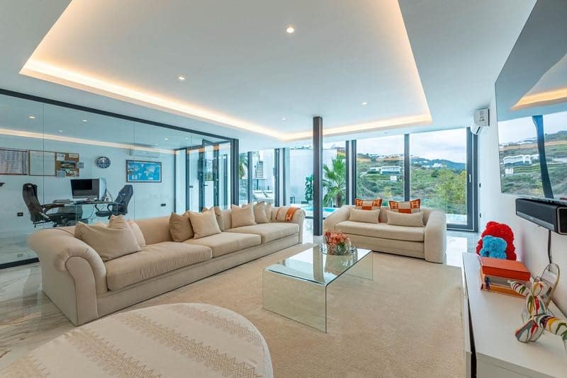 4 bedroom Villa for rent in Mijas Costa with pool garage - € 5,500 (Ref: 9866361)