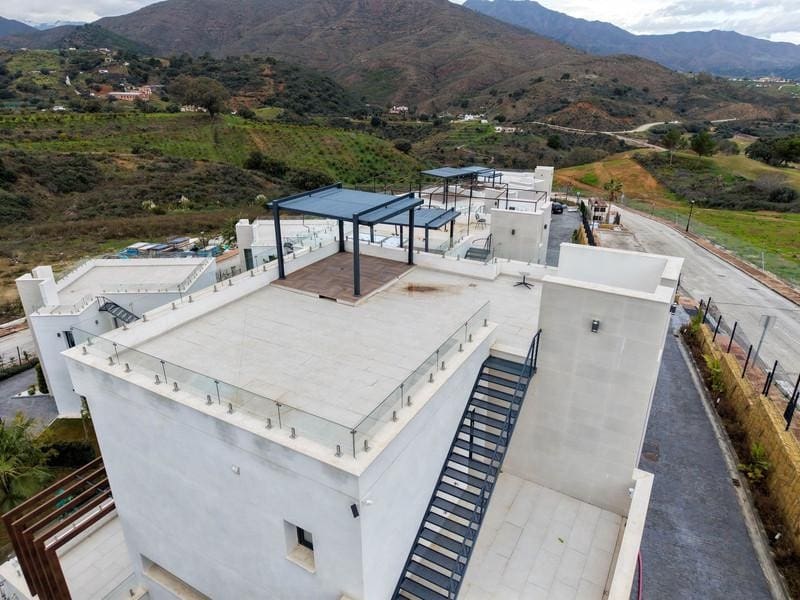 4 bedroom Villa for rent in Mijas Costa with pool garage - € 5,500 (Ref: 9866361)
