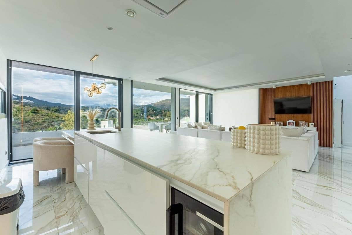 4 bedroom Villa for rent in Mijas Costa with pool garage - € 5,500 (Ref: 9866361)