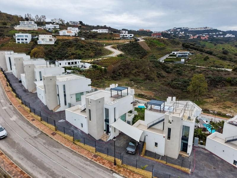 4 bedroom Villa for rent in Mijas Costa with pool garage - € 5,500 (Ref: 9866361)