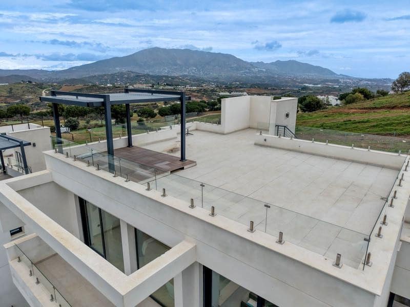 4 bedroom Villa for rent in Mijas Costa with pool garage - € 5,500 (Ref: 9866361)