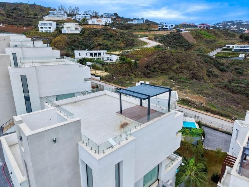 4 bedroom Villa for rent in Mijas Costa with pool garage - € 5,500 (Ref: 9866361)