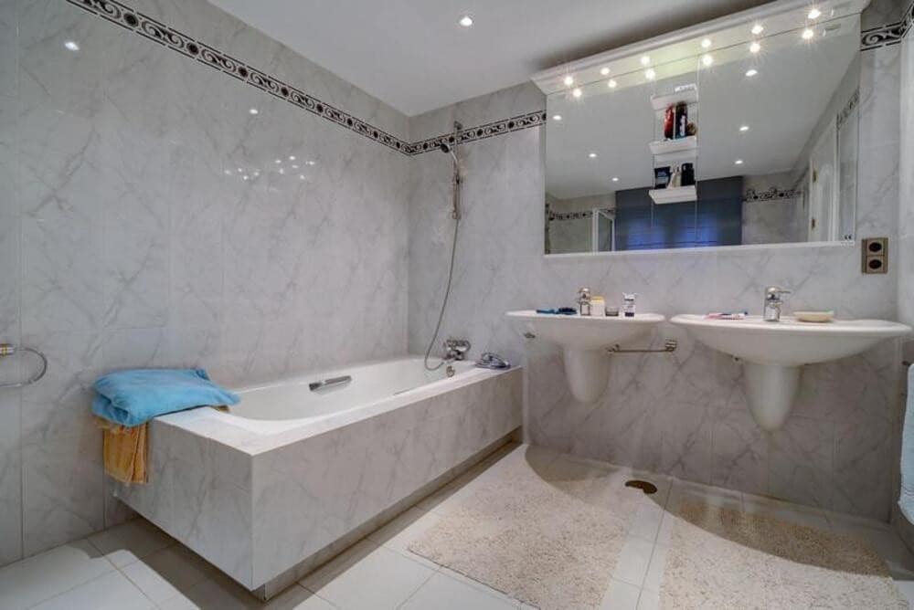 5 bedroom Villa for holiday rental in New Golden Mile with pool garage - € 3,000 (Ref: 9866367)