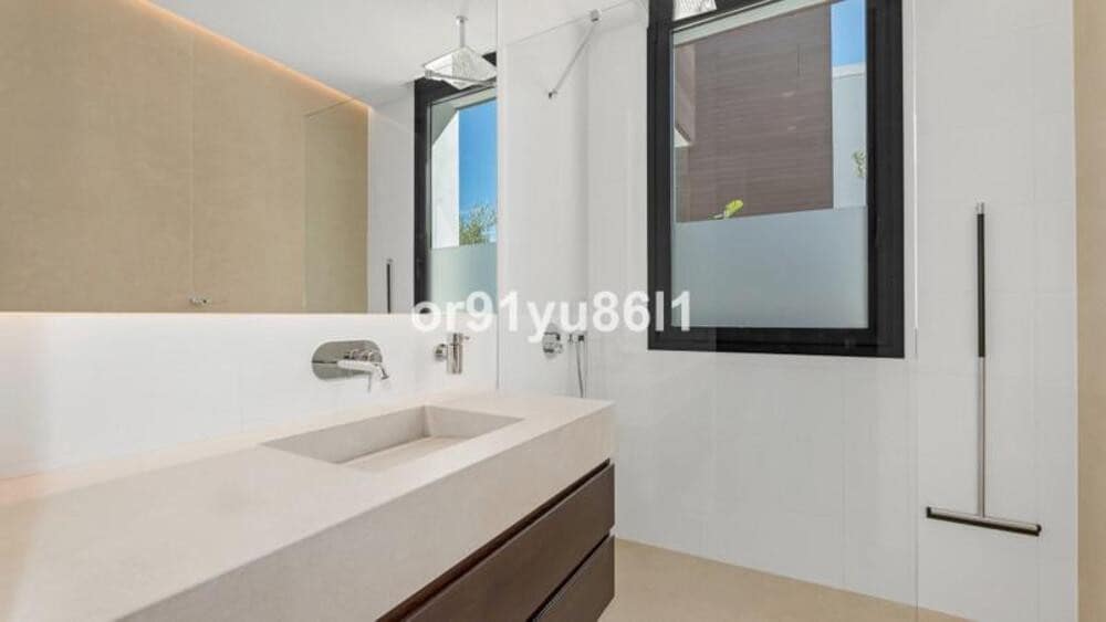 4 sypialnia Willa na sprzedaż w Marbella z basenem garażem - 3 995 000 € (Ref: 9868125)