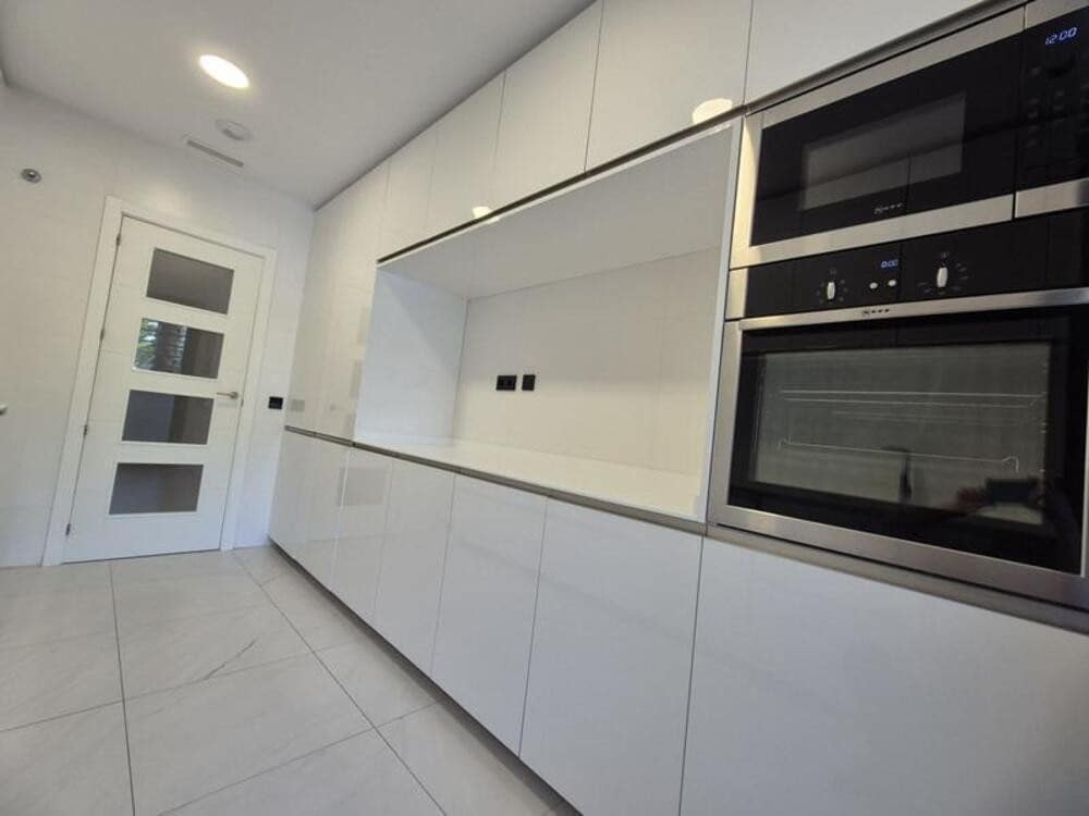 2 bedroom Apartment for rent in Estepona with pool garage - € 2,950 (Ref: 9868126)