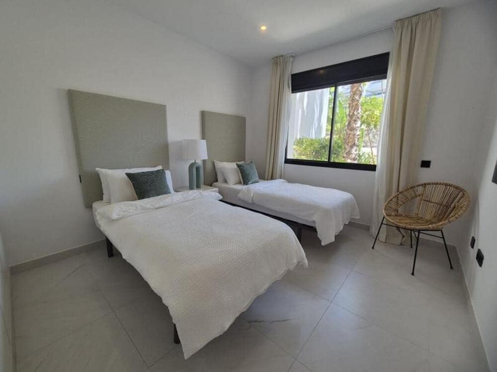 2 bedroom Apartment for rent in Estepona with pool garage - € 2,950 (Ref: 9868126)