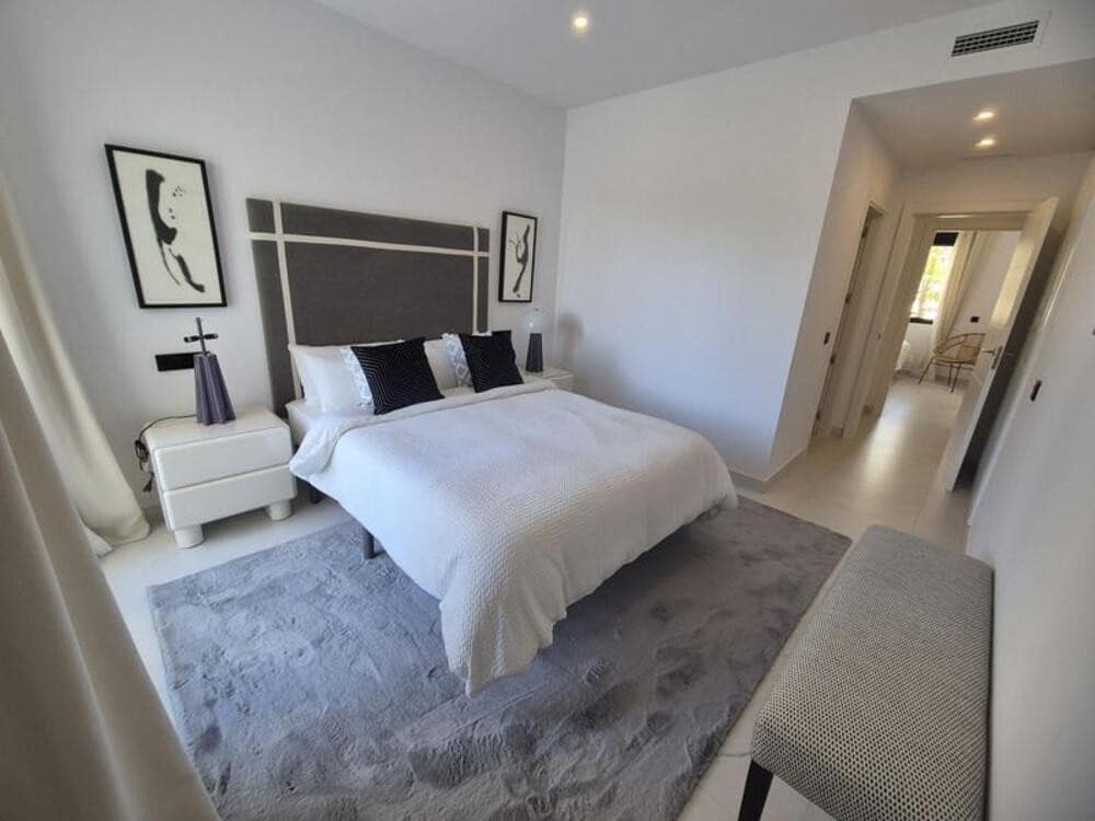 2 bedroom Apartment for rent in Estepona with pool garage - € 2,950 (Ref: 9868126)