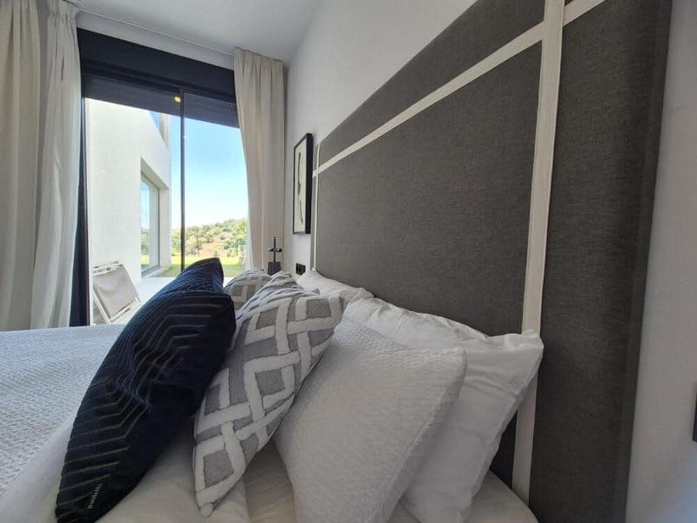 2 bedroom Apartment for rent in Estepona with pool garage - € 2,950 (Ref: 9868126)