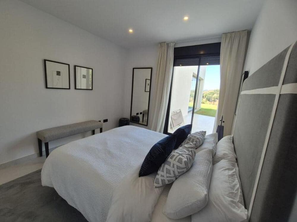 2 bedroom Apartment for rent in Estepona with pool garage - € 2,950 (Ref: 9868126)