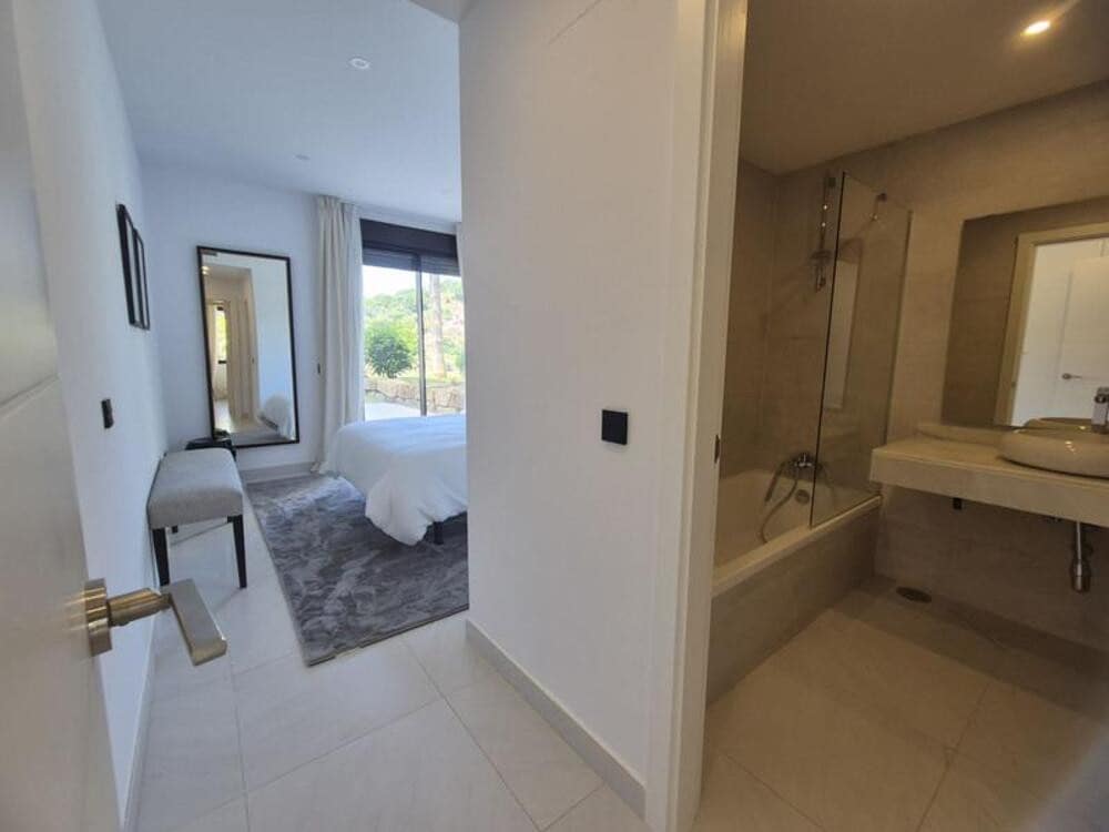 2 bedroom Apartment for rent in Estepona with pool garage - € 2,950 (Ref: 9868126)