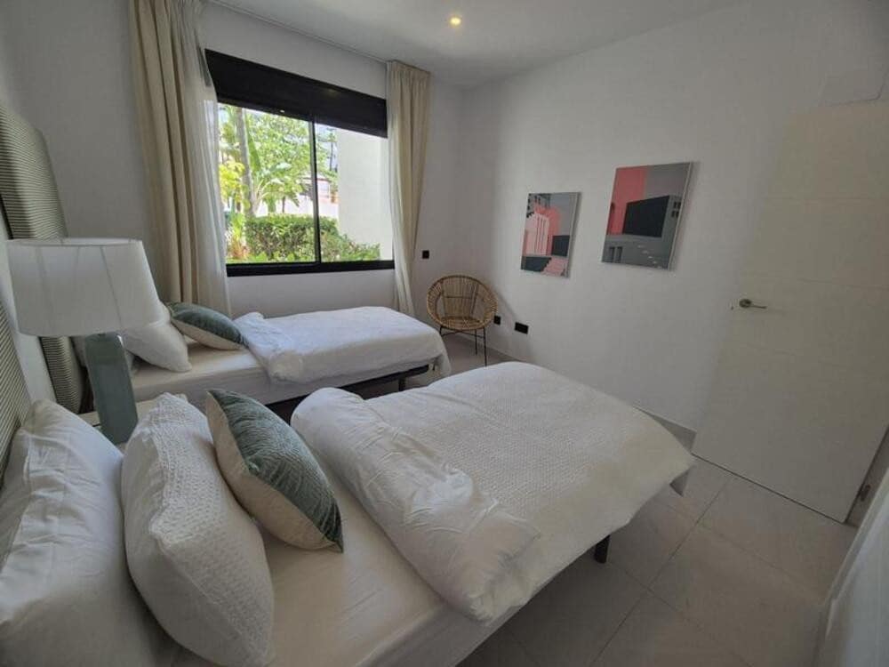 2 bedroom Apartment for rent in Estepona with pool garage - € 2,950 (Ref: 9868126)