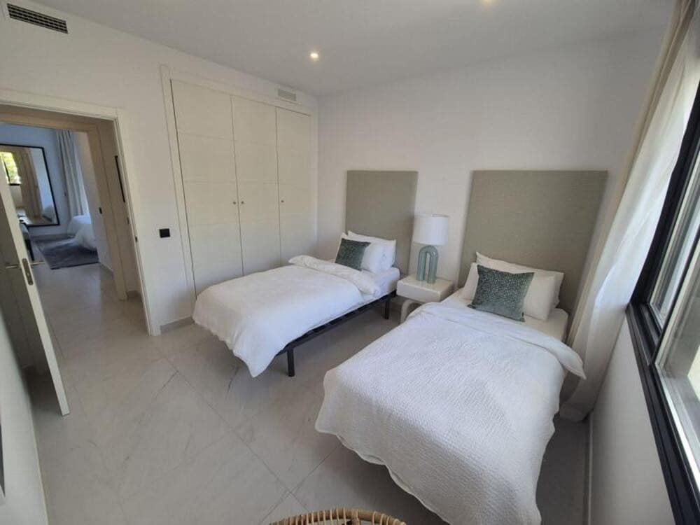 2 bedroom Apartment for rent in Estepona with pool garage - € 2,950 (Ref: 9868126)