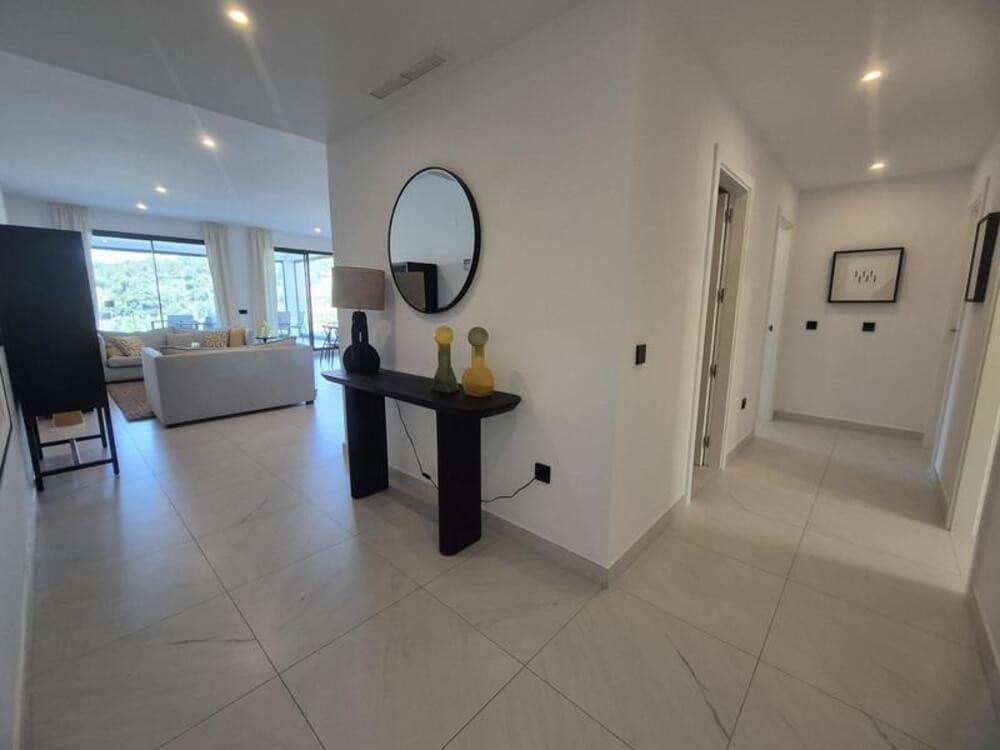 2 bedroom Apartment for rent in Estepona with pool garage - € 2,950 (Ref: 9868126)