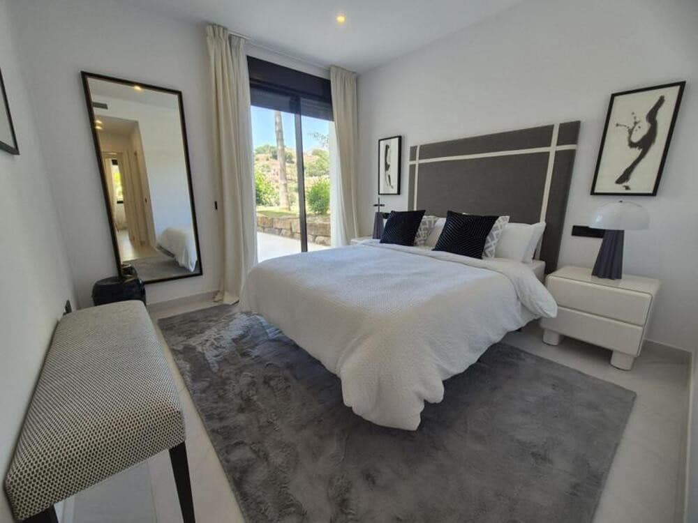 2 bedroom Apartment for rent in Estepona with pool garage - € 2,950 (Ref: 9868126)