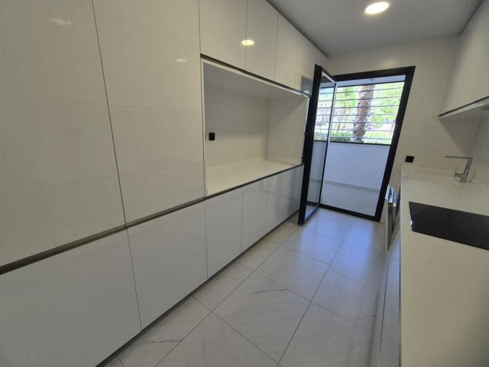2 bedroom Apartment for rent in Estepona with pool garage - € 2,950 (Ref: 9868126)